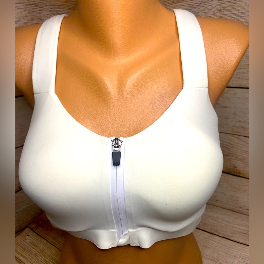 New with tags Victoria’s Secret Sports Bra Zip Up White 34DDD